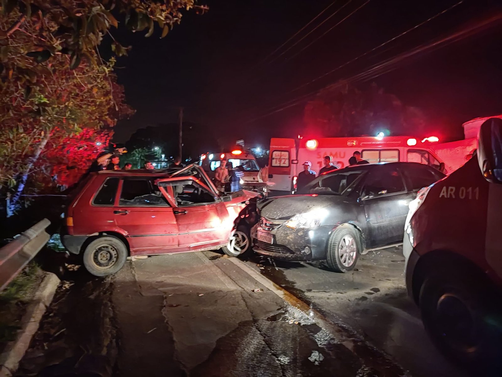Veículo na contramão e motorista embriagado em Anchieta: Acidente envolve três carros