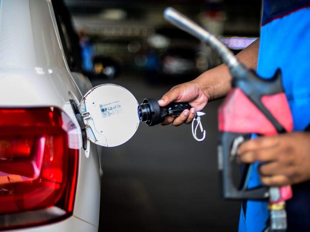 Preço da gasolina cai R$ 0,25 nas distribuidoras a partir desta sexta-feira