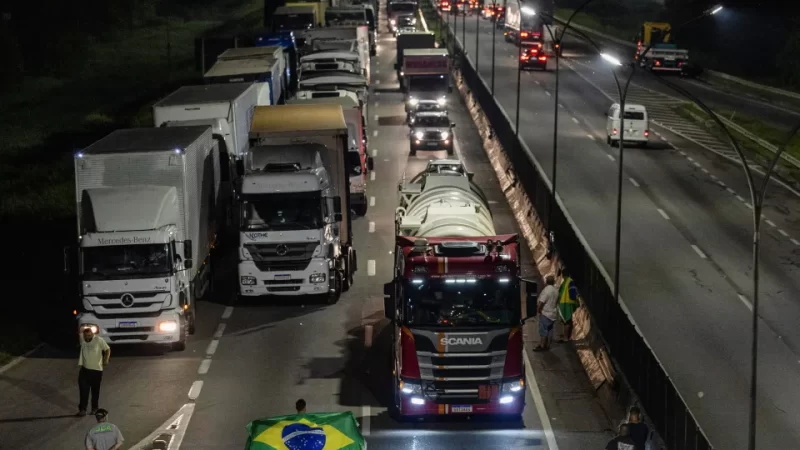 Moraes ordena PRF e PMs a liberarem rodovias bloqueadas por caminhoneiros bolsonaristas