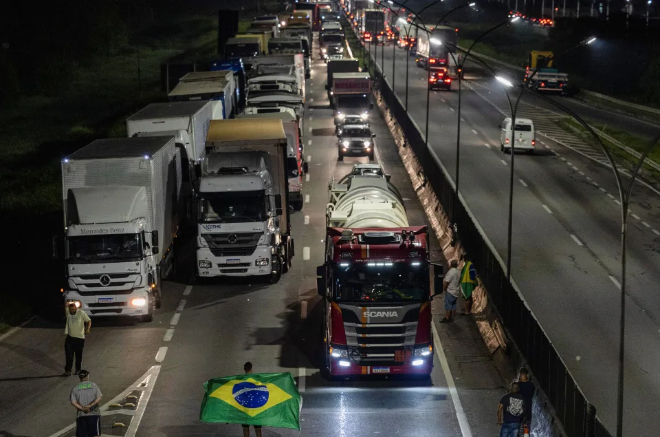 Moraes ordena PRF e PMs a liberarem rodovias bloqueadas por caminhoneiros bolsonaristas