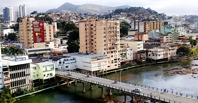 Filho joga comida na mãe, tenta espanca-la com muleta e ameaça joga-la no latão de lixo