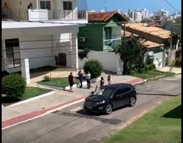 Briga na calçada em Nova Guarapari, homem é atropelado na confusão