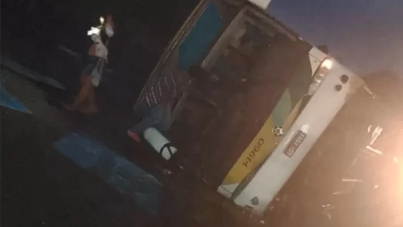 Acidente com ônibus em Anchieta deixa 10 passageiros feridos na BR-101