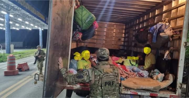 Federal prende caminhão que levava turistas para Piúma