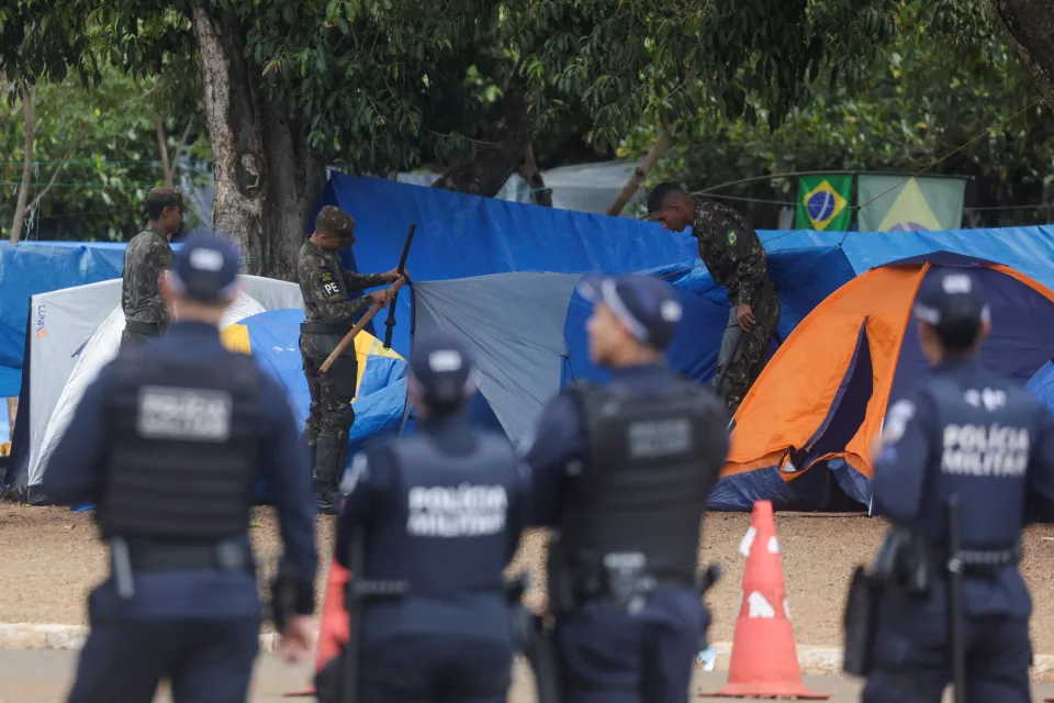 1.200 bolsonaristas são detidos e levados à PF após desmonte de acampamento