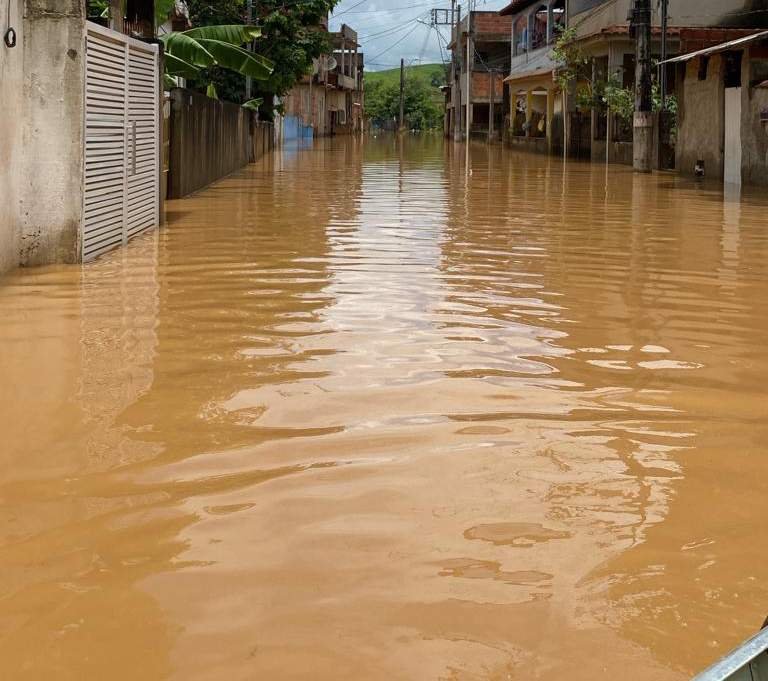 Chuva causa queda de barreiras e deixa 1,8 mil pessoas fora de casa em cidade do ES