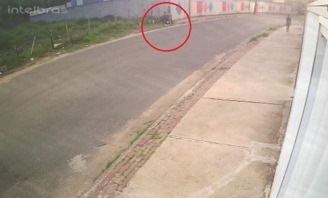 Homem abandona moto com corpo na garupa em rua de Guarapari; veja vídeo