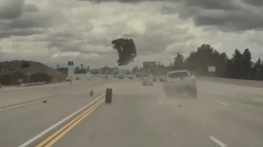 Vídeo: Carro decola em rodovia ao ser atingido por roda de outro veículo