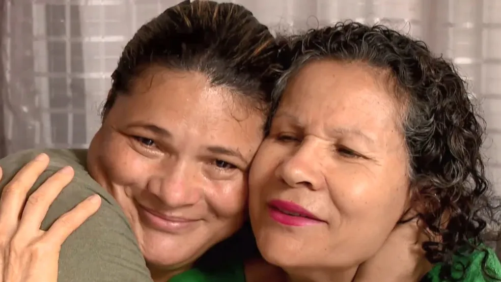 Após 40 anos, mãe reencontra filha levada sem consentimento quando bebê