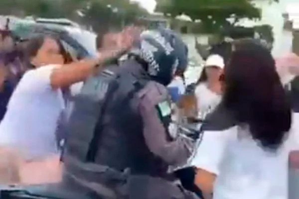Mulher dá tapa em policial e é agredida; vídeo
