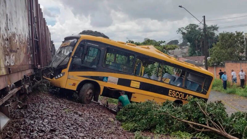 Acidente com ônibus escolar mata 2 meninas e fere 6
