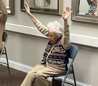 “Vovó fitness”: senhora de 102 anos dá aulas de ginástica em casa para idosos