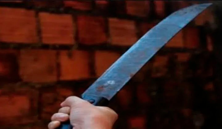 Adolescente agride a mãe com facão e socos após ‘ataque de fúria’