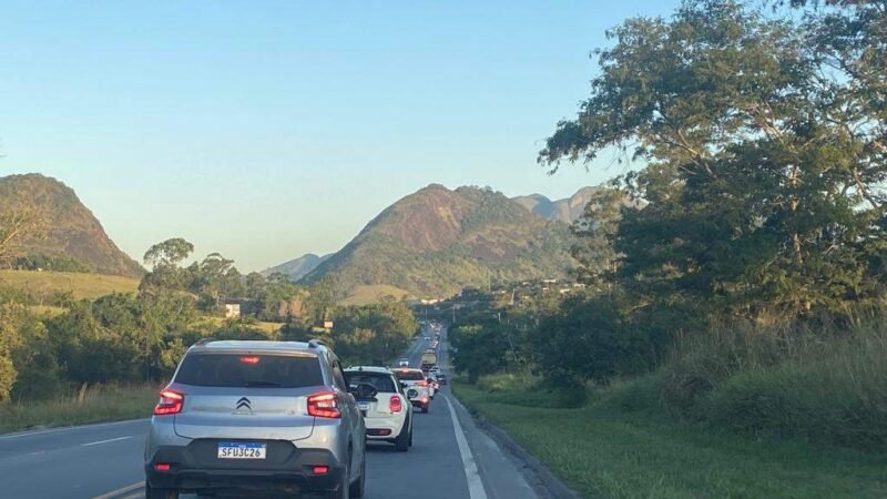 Trânsito intenso e longas filas na volta do feriadão nas BRs no ES