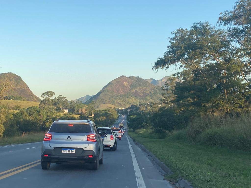 Trânsito intenso e longas filas na volta do feriadão nas BRs no ES