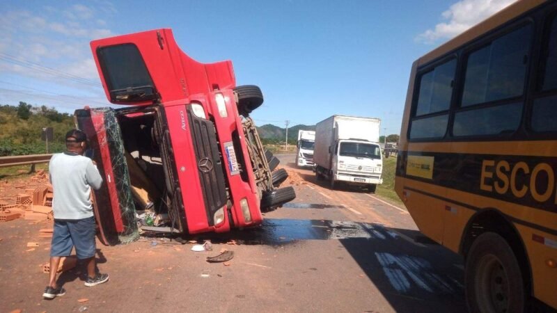 Caminhão tomba e carga de lajota cai na BR-101, em Guarapari