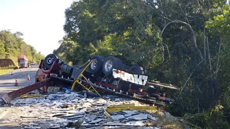 Pedestre morre ao ser atropelado por caminhão carregado com chapas de granito na BR-101