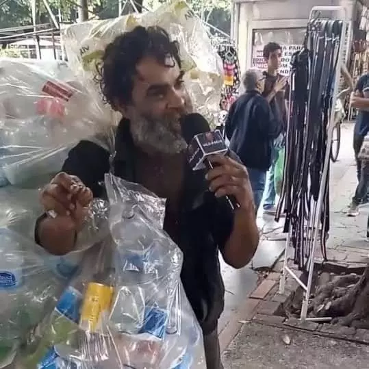 Morador de rua que viralizou como locutor desistiu das oportunidades