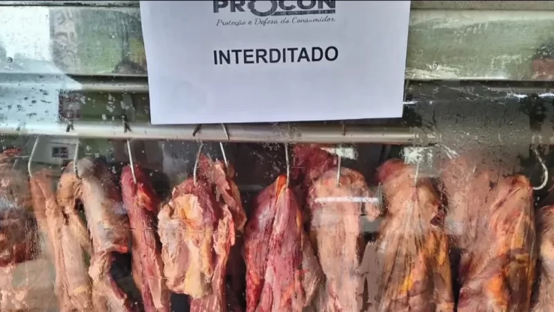 Moscas, falta de higiene e 400 kg de carnes estragadas: supermercados são interditados no ES