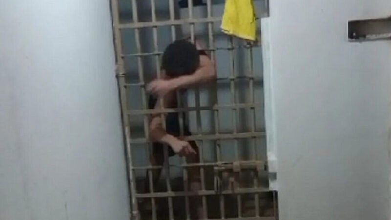 Detento vacilão fica preso na grade ao tentar fugir e vira chacota de outros presos na cela