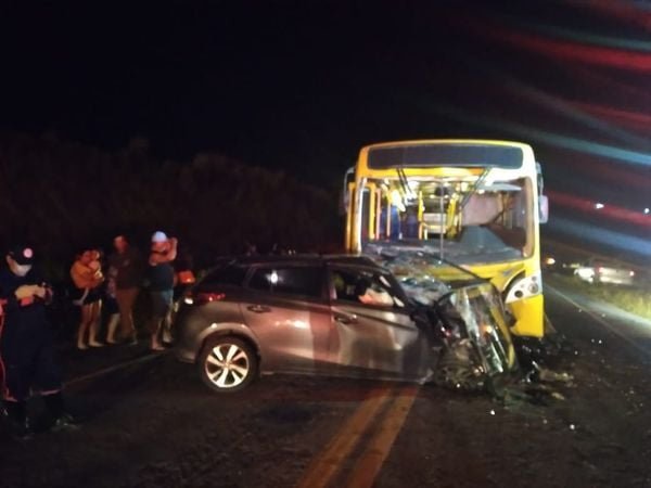 Motorista morre em acidente entre carro e ônibus no Sul do ES