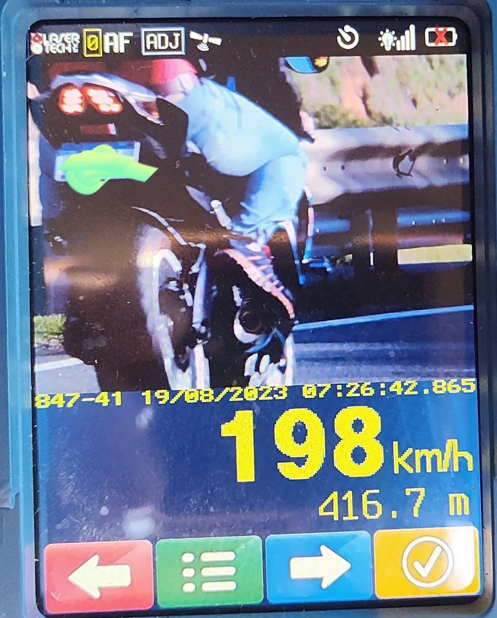 PRF flagra motociclista a quase 200km/h na BR-101 em Guarapari