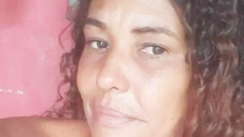 Marido encontra mulher morta no sofá e vai preso por ter medida protetiva contra ele