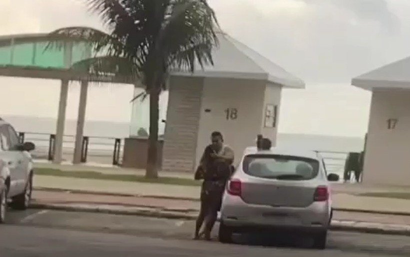 Homem agride mulher no meio da rua na Praia do Morro e ninguém faz nada