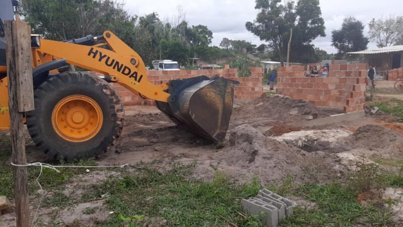 Prefeitura de Guarapari retira construções irregulares na praça da Quinta