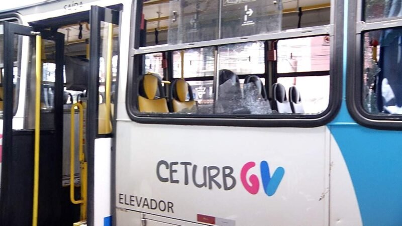 Ônibus depredados e ameaça de toque de recolher após morte em confronto com a PM