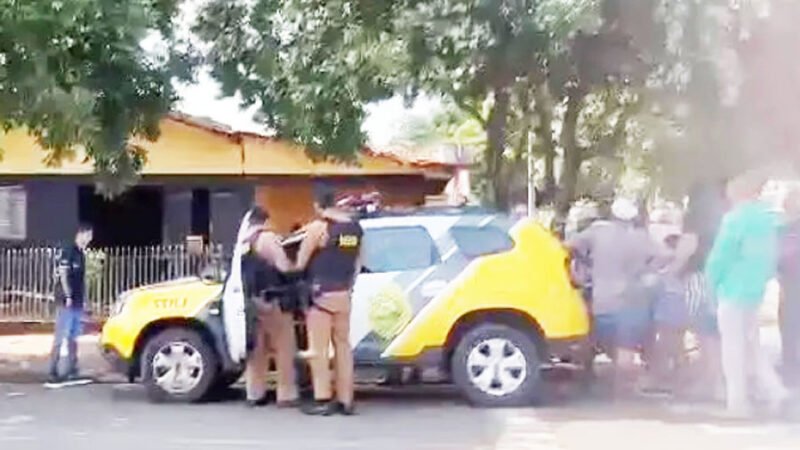 Homem mata o outro a machadadas, arranca coração e cobre a vítima com folhas da Bíblia