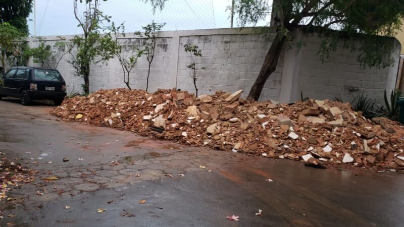Cidade sem ordem, Piúma tem lixo e entulho para todos os lados, prefeitura não faz nada
