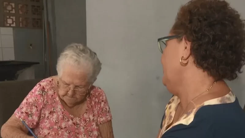 ‘Eu vou conseguir’: Aposentada de 86 anos aprende a ler e escrever com a própria filha