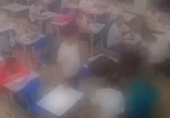 Vídeo mostra estudante agredindo professor com socos e chutes dentro de sala de aula