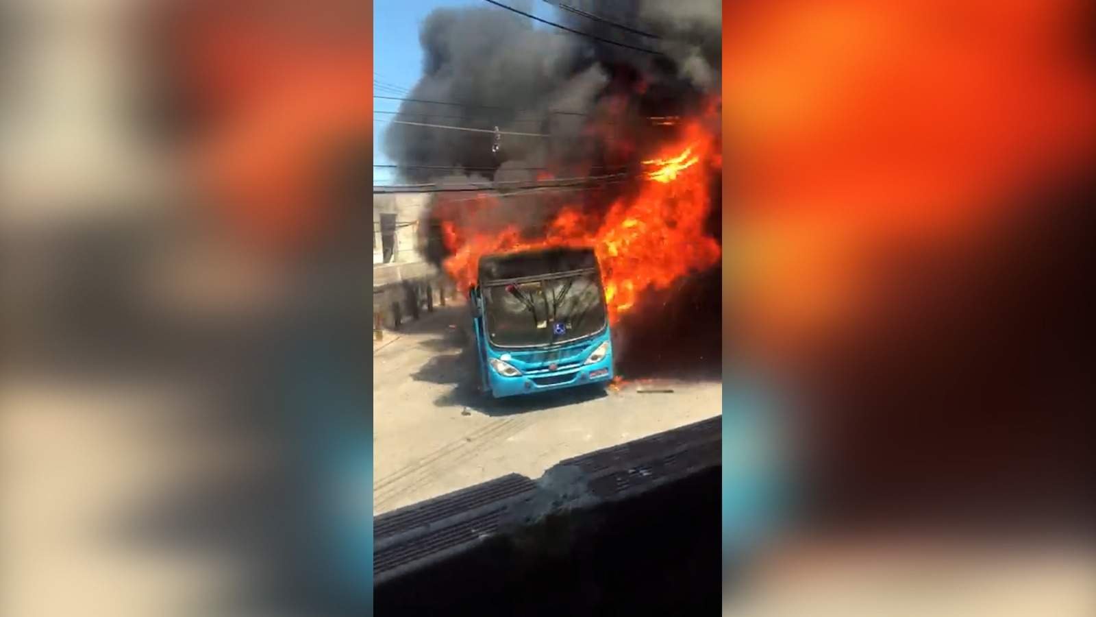 Ônibus do Transcol é incendiado por criminosos armados em Cariacica