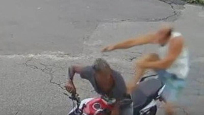 VÍDEO | Homem reage a assalto, acerta ‘voadora’ e criminosos acabam presos