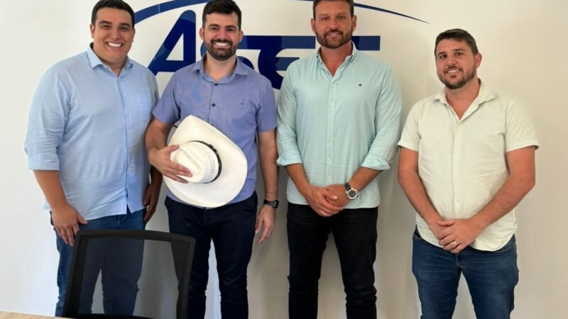 Muribeca visita setor empresarial da Serra na companhia de Erick Musso