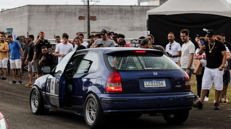 Ferrari e outras supermáquinas aceleram em evento de velocidade em Guarapari