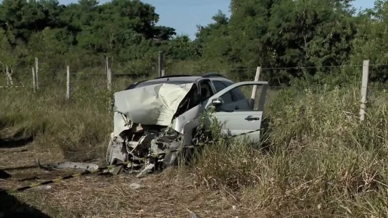 Mãe e filha de 8 anos morrem após pai perder controle de carro em Guarapari