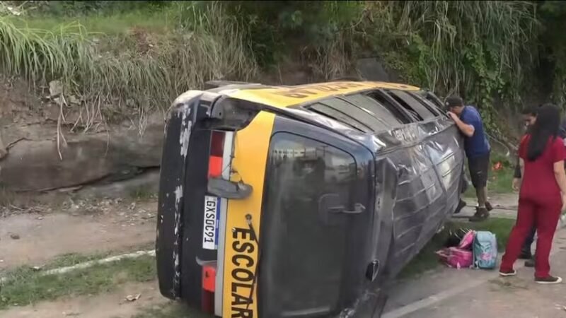 Van escolar despenca de barranco e deixa crianças feridas no ES