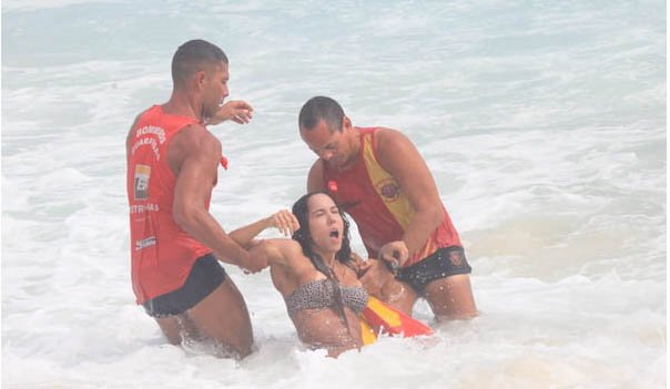 Mulher Melão se afoga na praia da Barra e é socorrida por salva-vidas