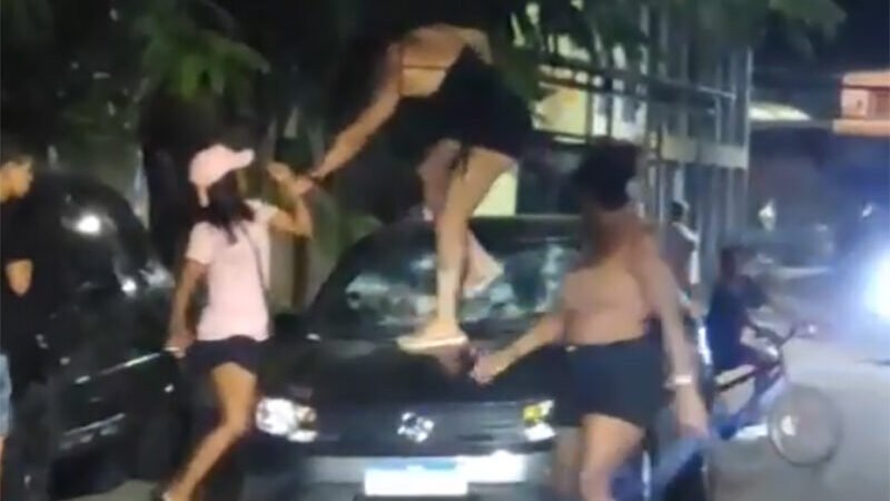 VÍDEO | Mulher descobre traição e quebra carro do marido que usava para ‘encontros amorosos’