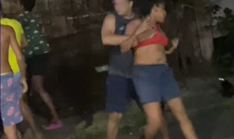 VÍDEO | Mãe é presa em flagrante por manter filho autista com fome e sede no quintal