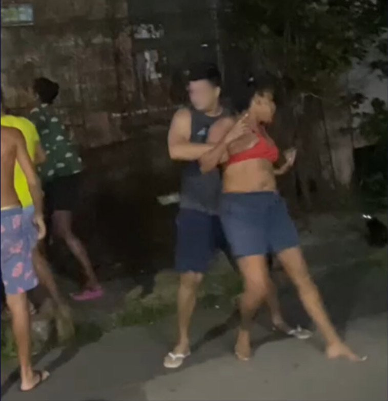 VÍDEO | Mãe é presa em flagrante por manter filho autista com fome e sede no quintal