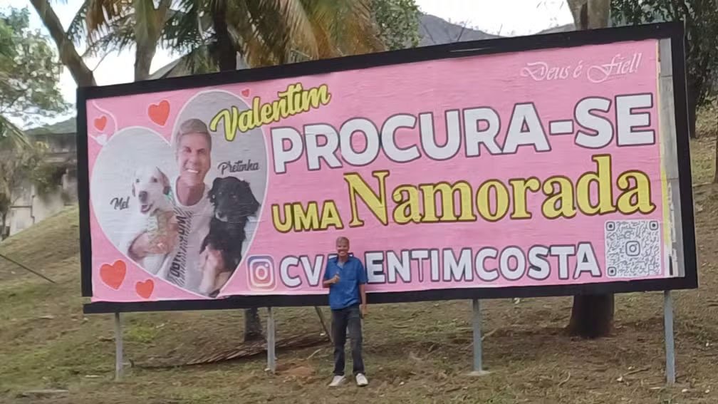 Dia dos Namorados | Viúvo paga R$ 40 mil para espalhar outdoors em busca de novo amor