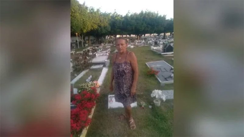 Mulher mora em cemitério há 21 anos: “Tenho medo é dos vivos”