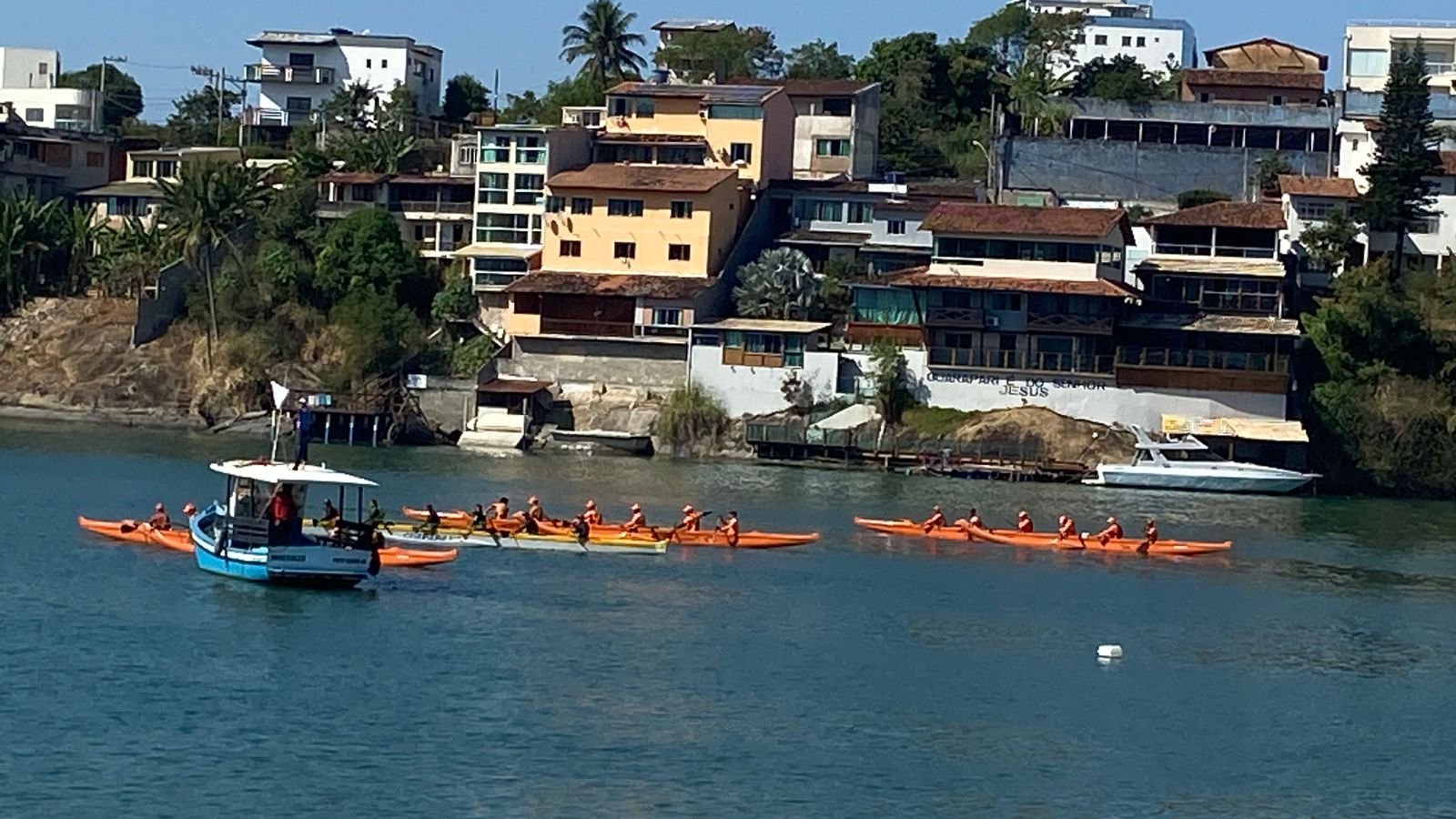 Travessia de São Pedro reúne cerca de 300 atletas, na Prainha de Muquiçaba