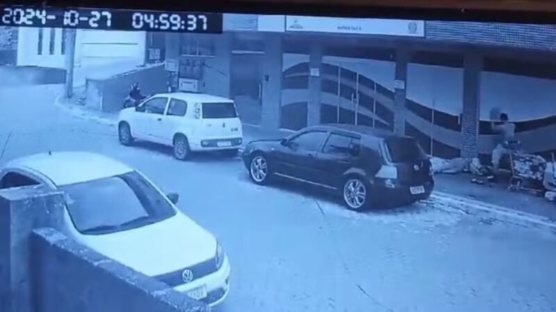 Vídeo mostra momento em que morador de rua é morto a pedradas em Anchieta