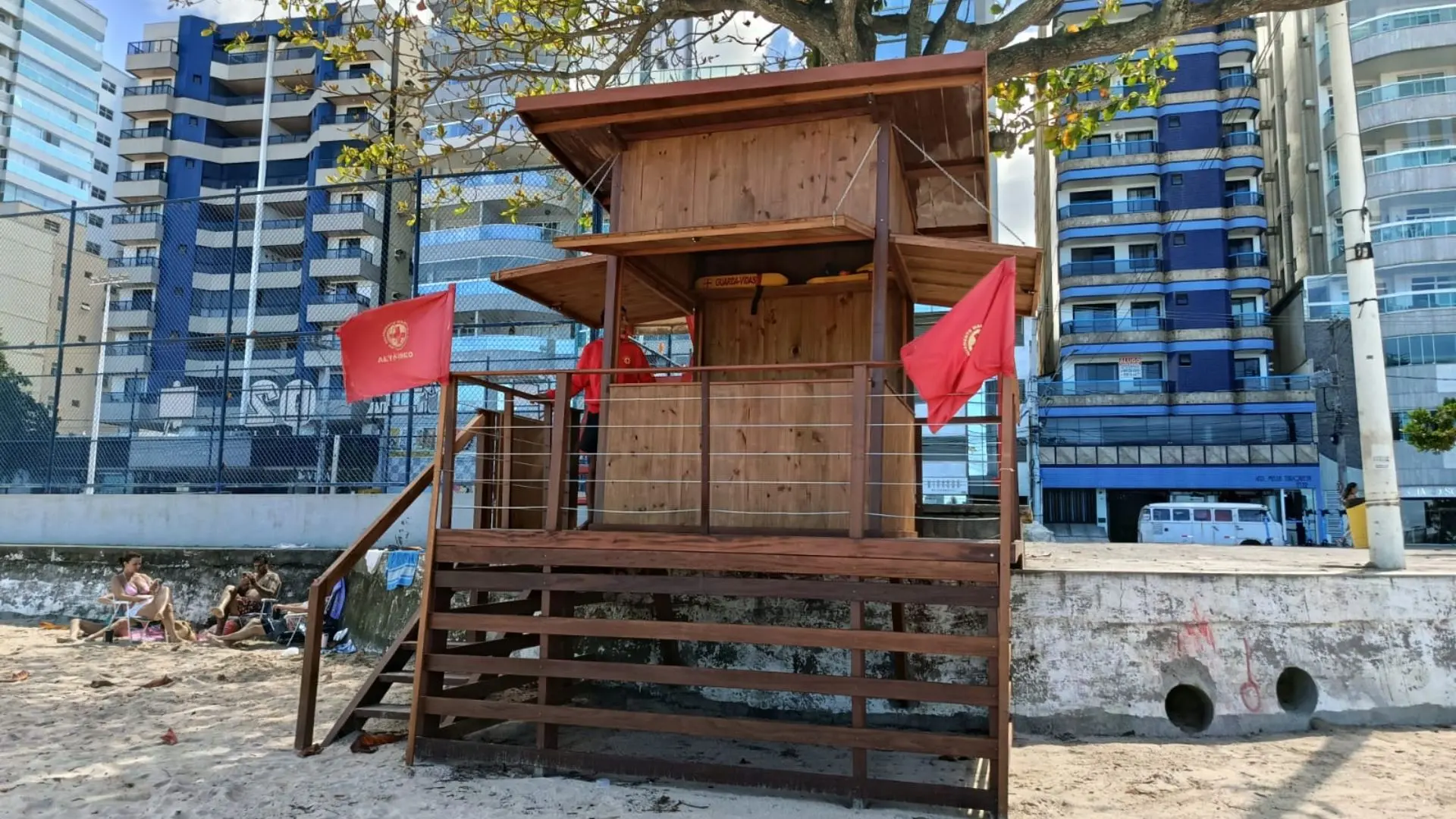 Guarapari instala postos elevados para guarda-vidas na Praia do Morro